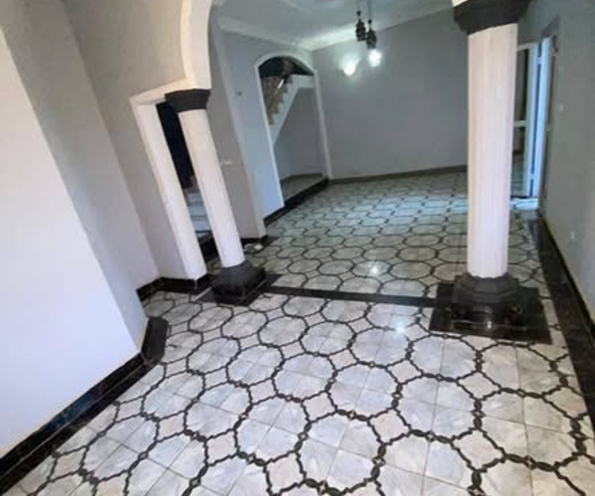 Duplex à louer à Odza