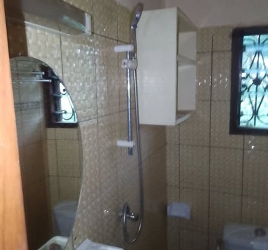 Appartement à louer à Logbessou - 2 chambres, 1 douche, forage, compteur prépayé