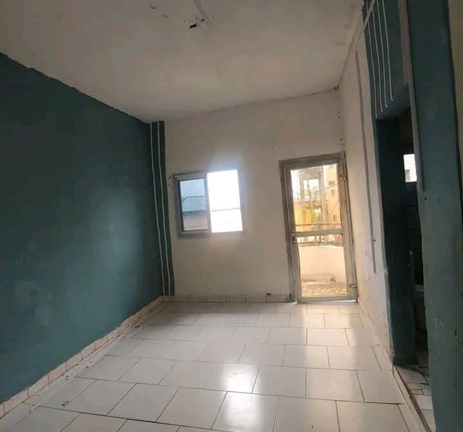 Chambre moderne à Logpom Gabon Bar