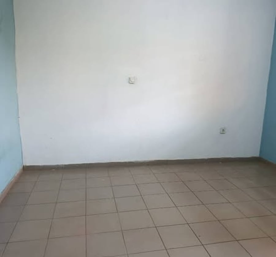 Chambre moderne à louer à Awae Escalier