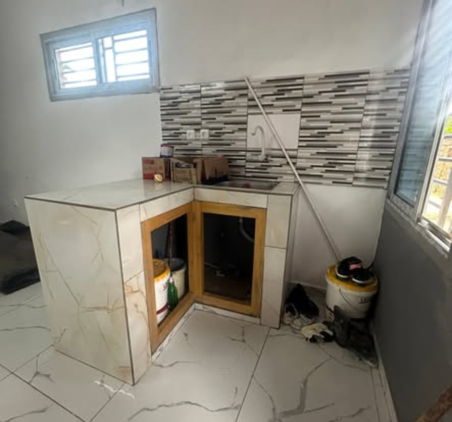 Studio moderne à PK12, Douala