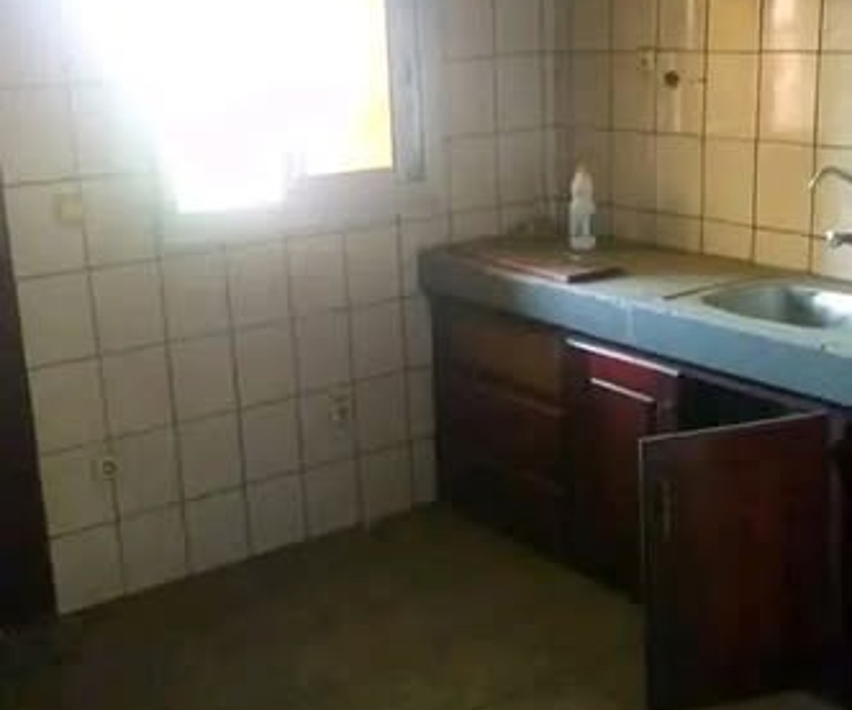 Appartement moderne de 3 chambres avec placards et balcon à l'Hôpital Général de Douala