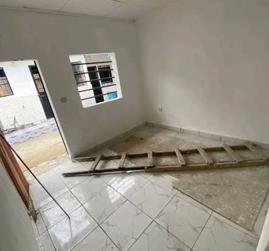 Studios modernes à Nyalla, entrée école