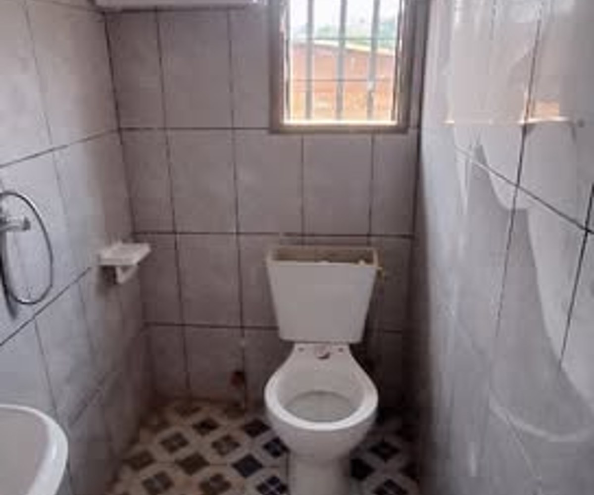 Chambre moderne avec salle de bains à louer à Ekoumdoum, Yaoundé
