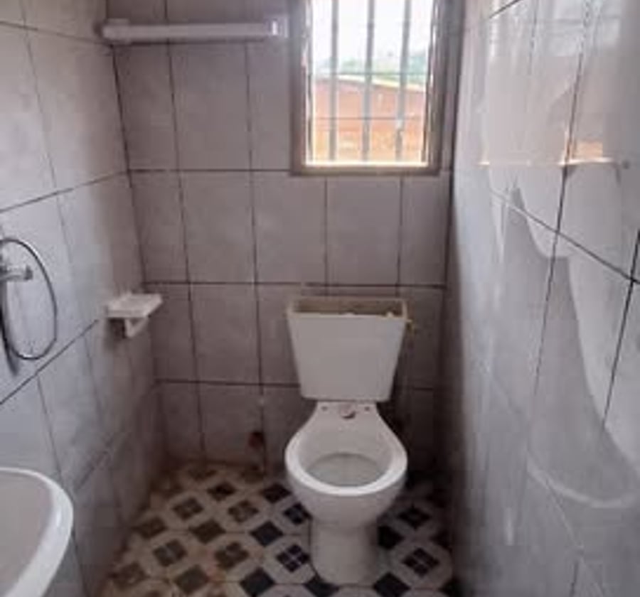 Chambre moderne avec salle de bains à louer à Ekoumdoum, Yaoundé
