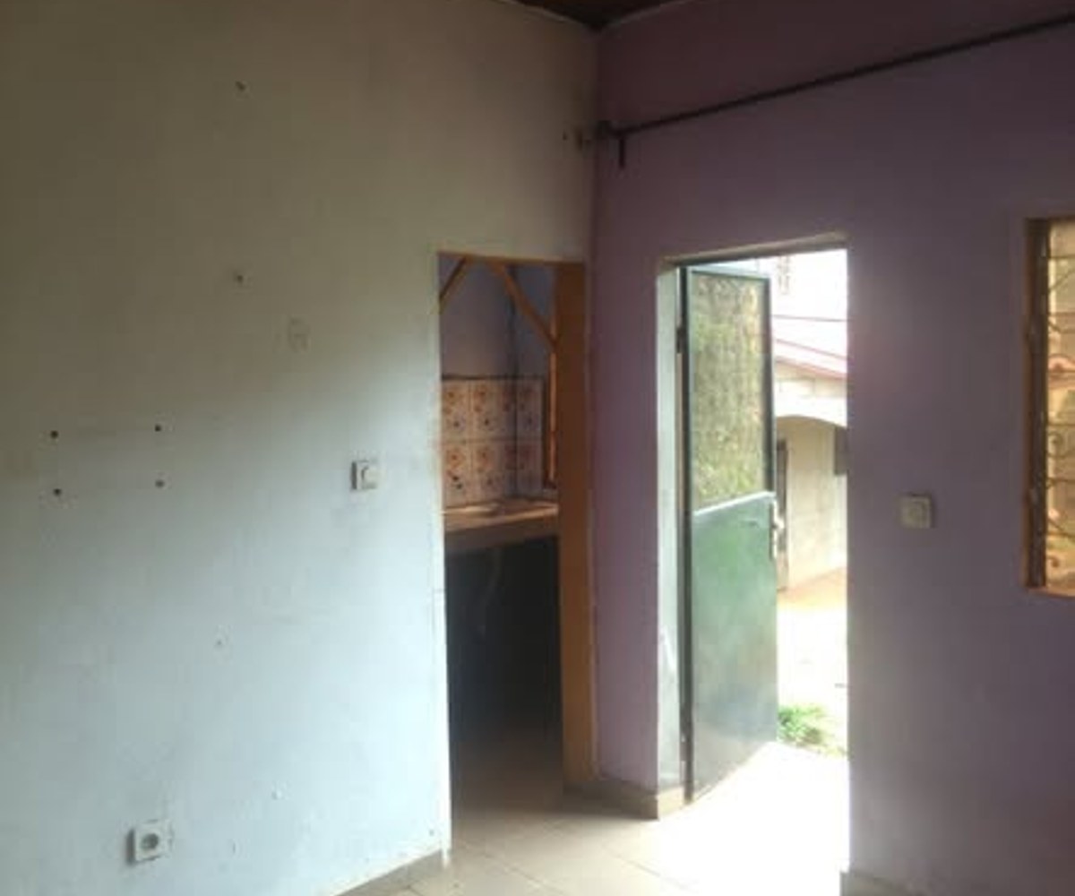 Chambre moderne à Nkoabang