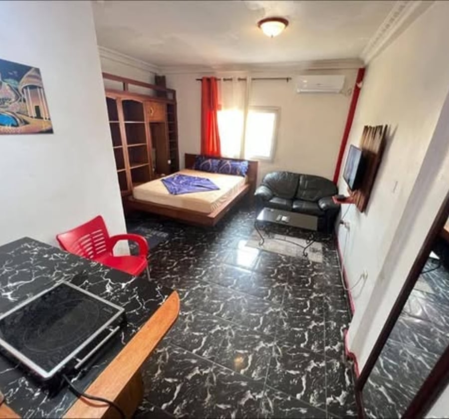 Chambre meublée à 15k/nuit et studio à 25k/nuit à Bastos