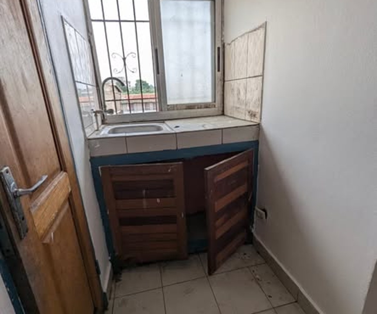 Chambre moderne avec cuisine et balcon - Ange Raphaël, Douala
