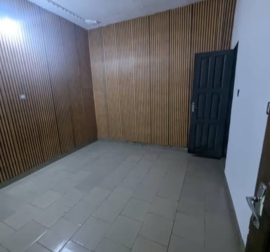 Grande chambre 3 pièces staffée à Beedi - 35 000 FCFA