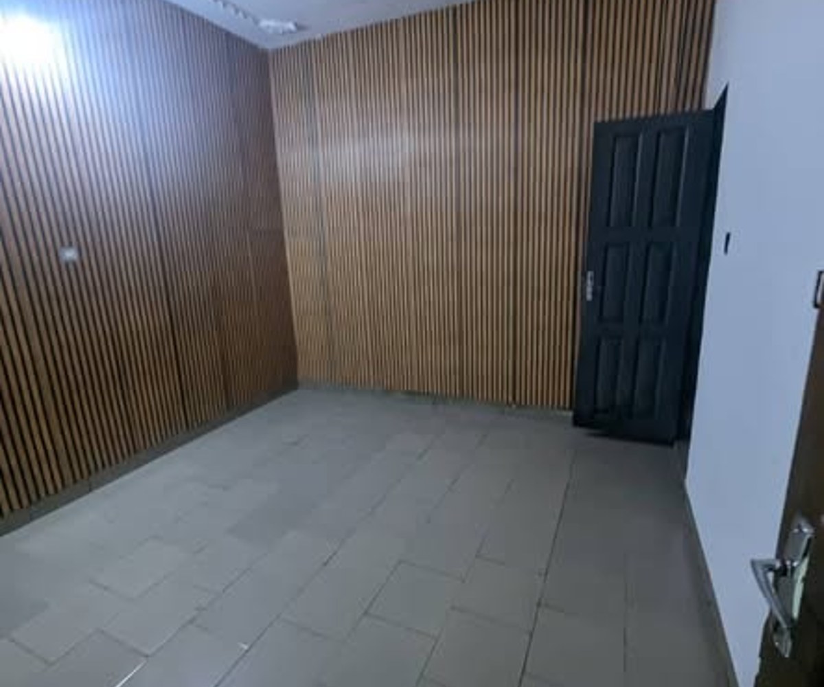 Grande chambre staffée - Beedi, Douala