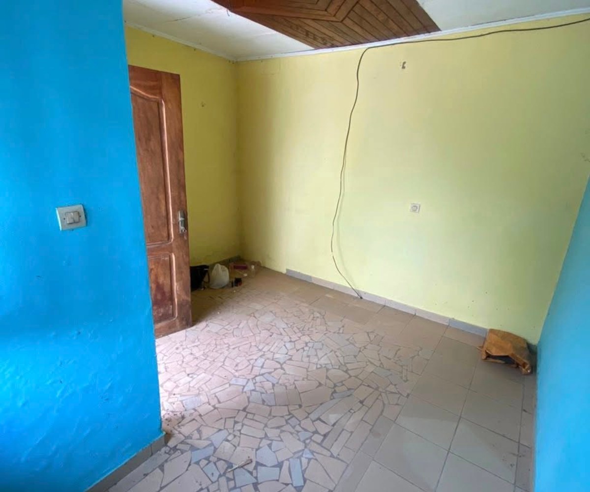 Chambre simple avec balcon à louer à PK14