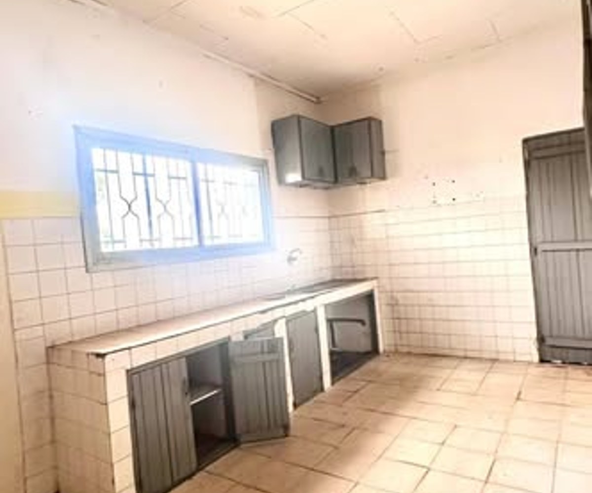 Villa commerciale à louer à Mvolyé
