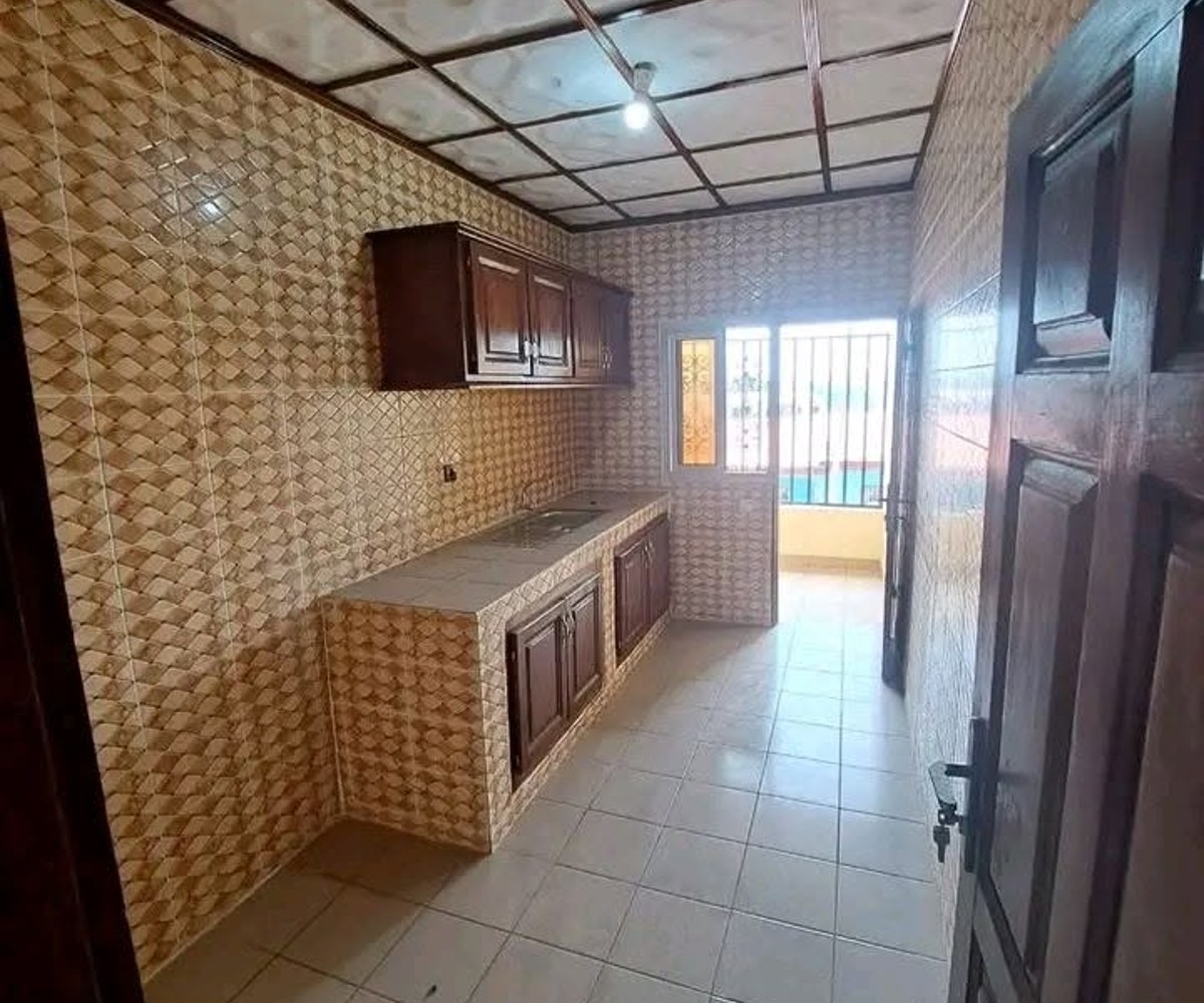 vaste appartement moderne nouvellement construit à louer à messamendongo deux chambres, deux douches, dans la barrière avec parking forage 1
