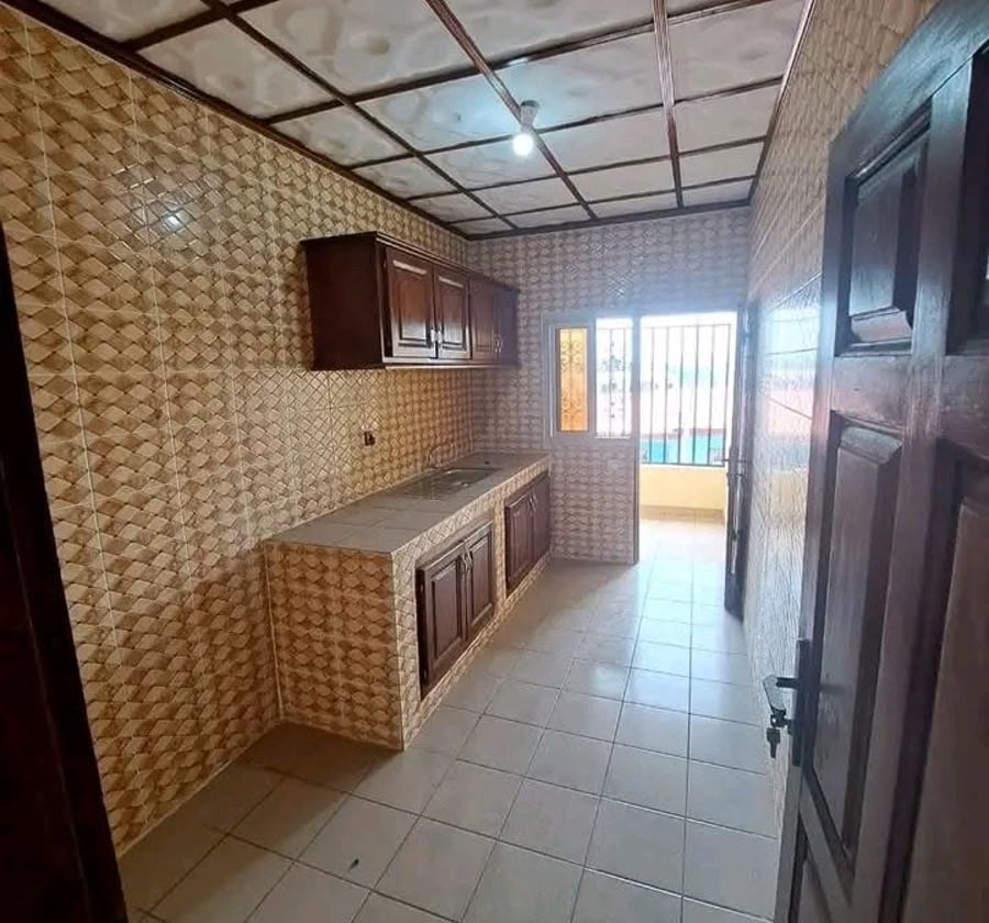 vaste appartement moderne nouvellement construit à louer à messamendongo deux chambres, deux douches, dans la barrière avec parking forage 1