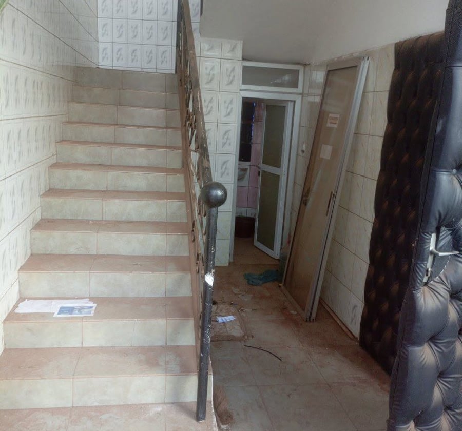 Grande boutique avec mezzanine à louer - Odza Messamendongo