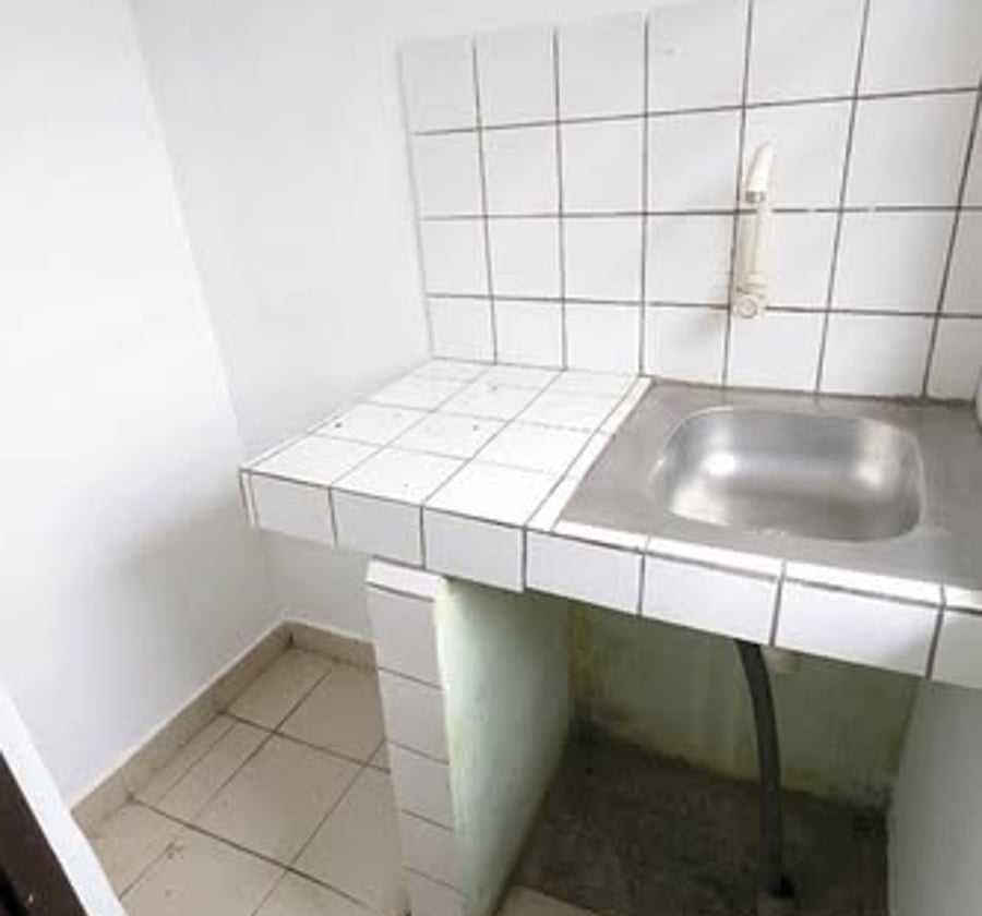 Chambre moderne avec cuisine et balcon - Ndogbong, Douala