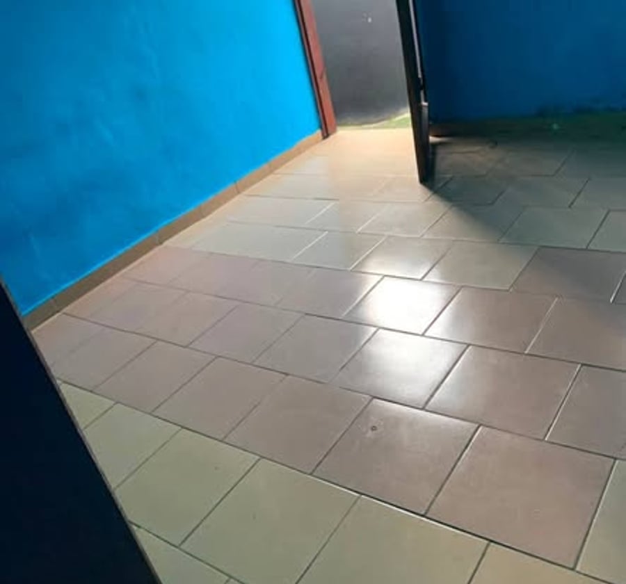 Studio simple à louer à Ndogbong - Carrefour Chefferie