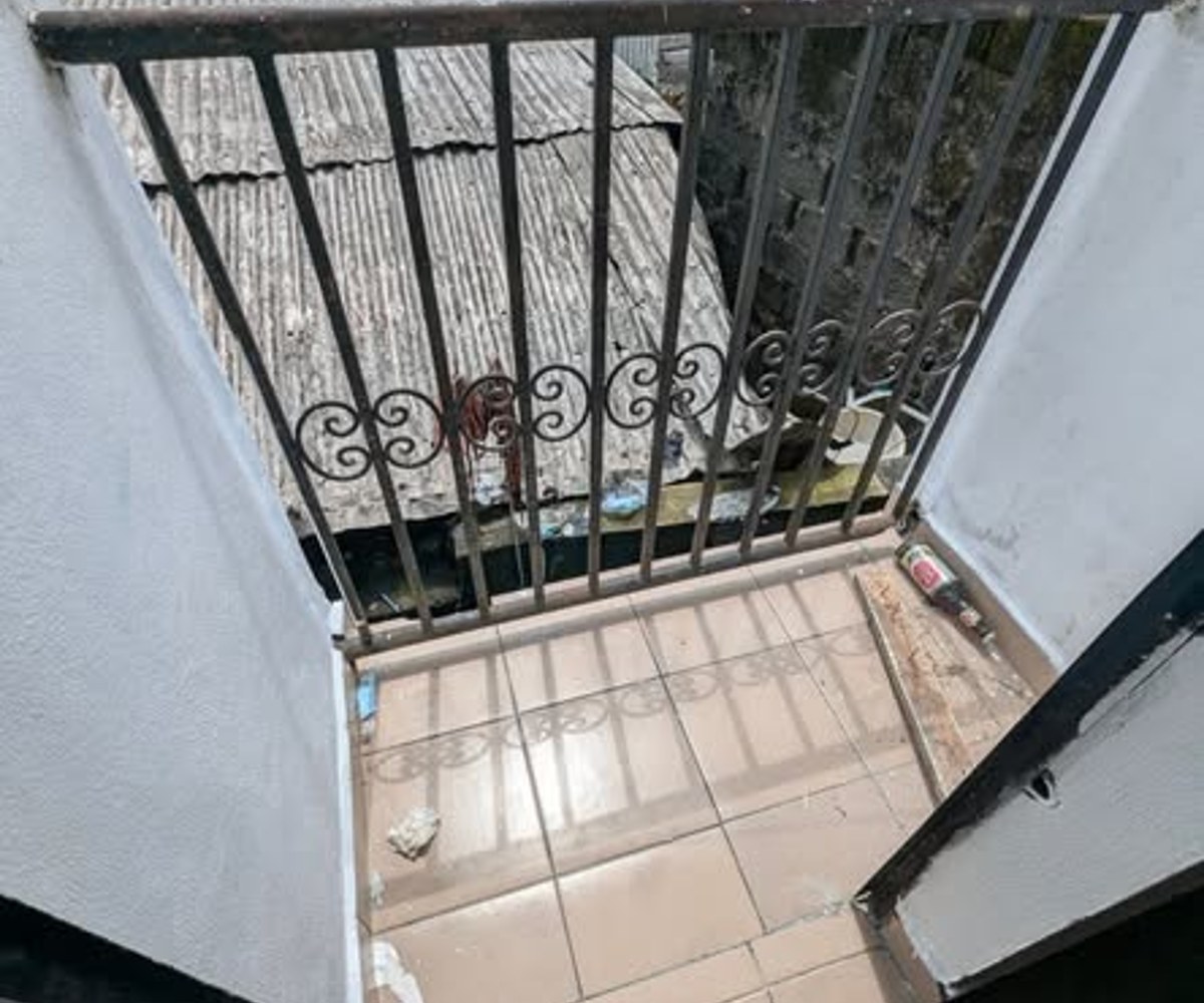 Chambre moderne avec balcon personnel – Ange Raphaël, Douala