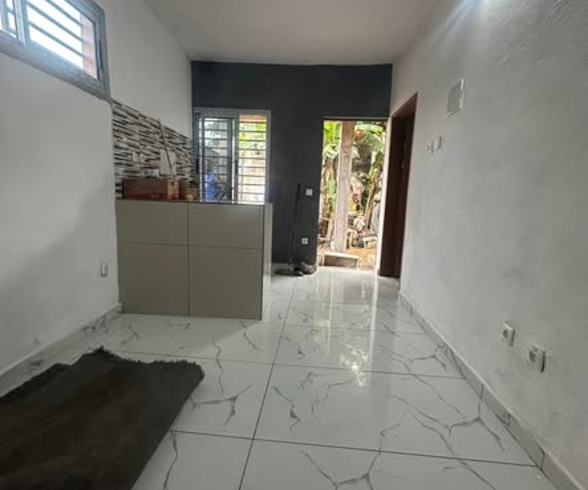 Studio moderne américain à PK 12, Douala