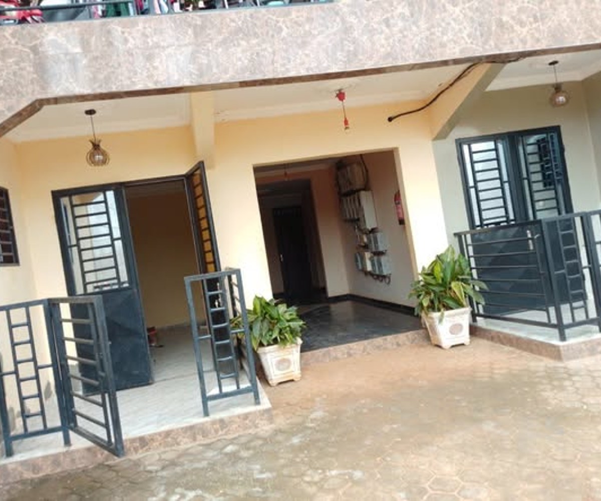Appartement 3 chambres à louer à Ekoumdoum