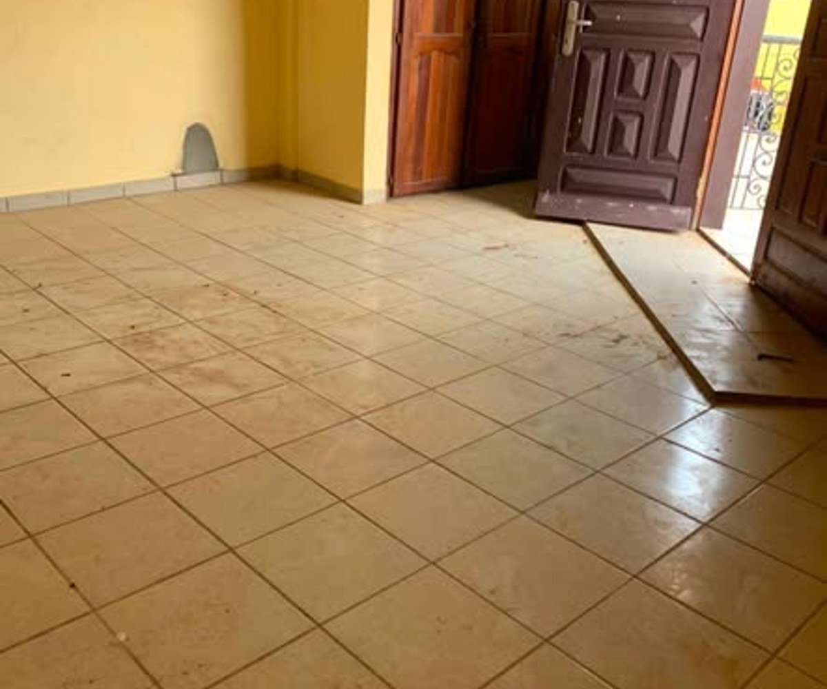 Très vaste et jolie appartement moderne à Ndogpassi
