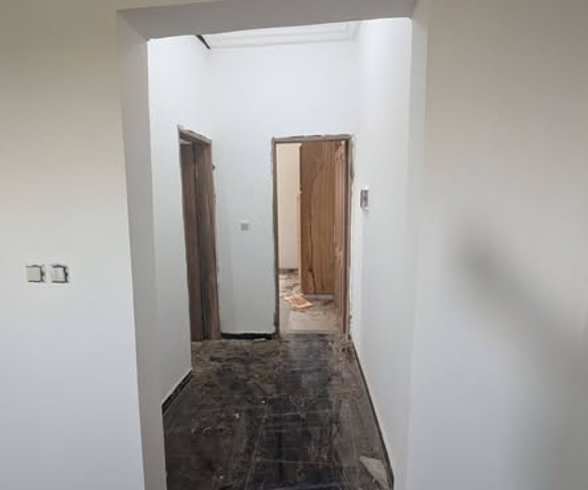 Studio Moderne à Odza – Plaque L&B