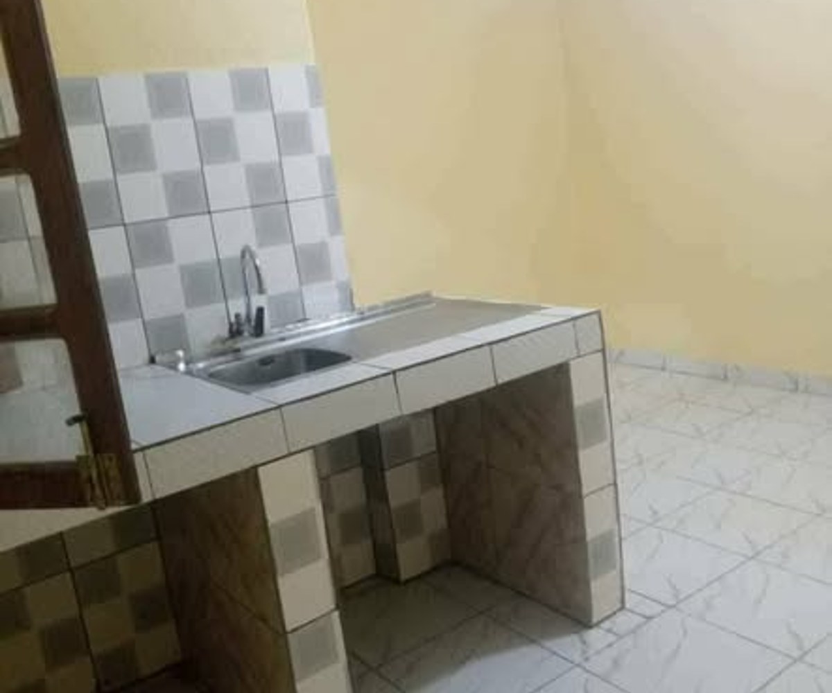 Grande chambre moderne à louer - Nkoabang, la vie continue