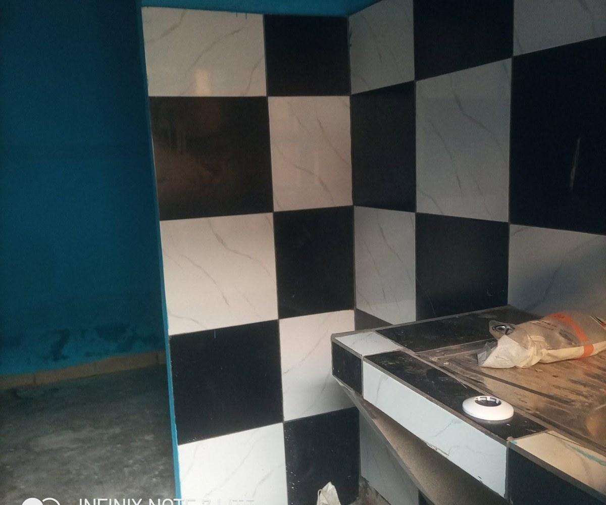 Chambre moderne avec douche et coin cuisine à louer à Odza