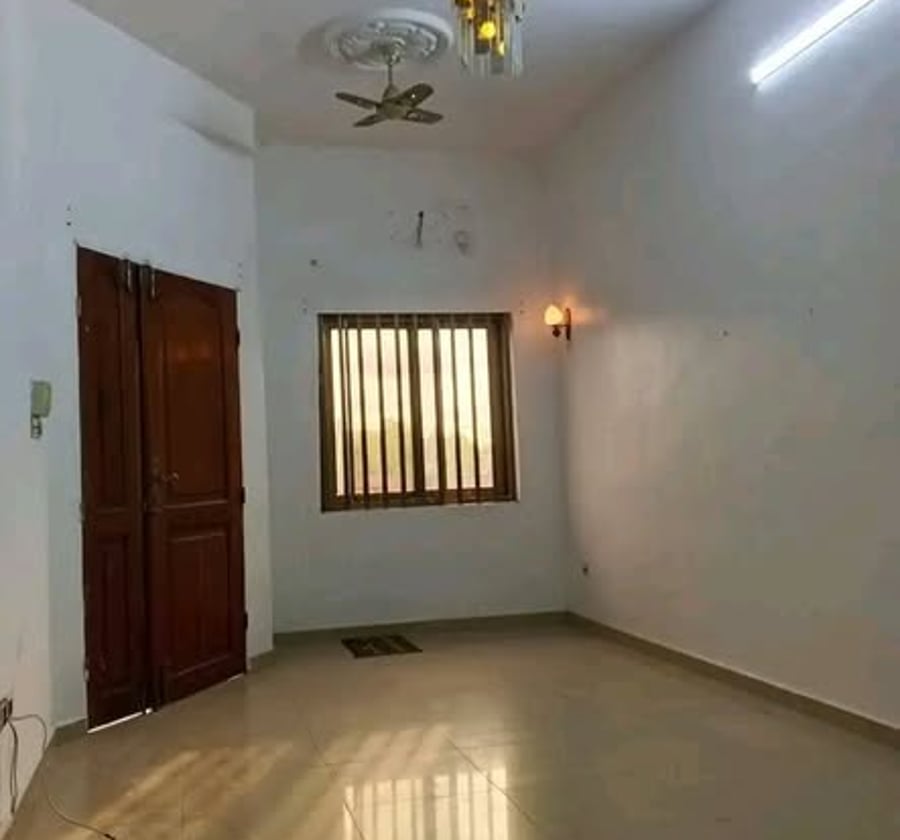 Studio moderne à louer - Carrefour Ekoumdoum