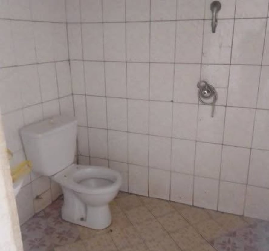 Grande chambre moderne à louer à Ekie Amadou - 30 000 XAF/mois