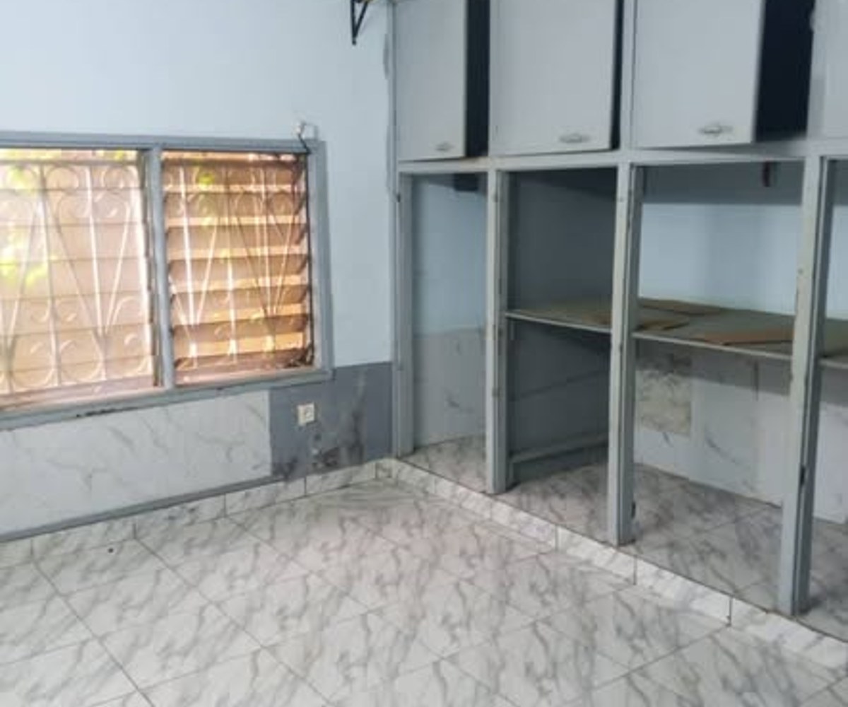Villa individuelle à Etoug-Ebe - 4 chambres - 200 000 FCFA