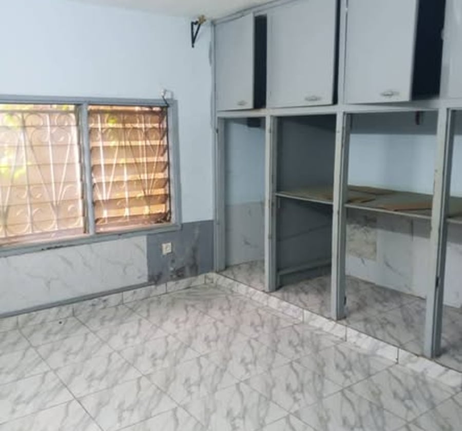 Villa individuelle à Etoug-Ebe - 4 chambres - 200 000 FCFA