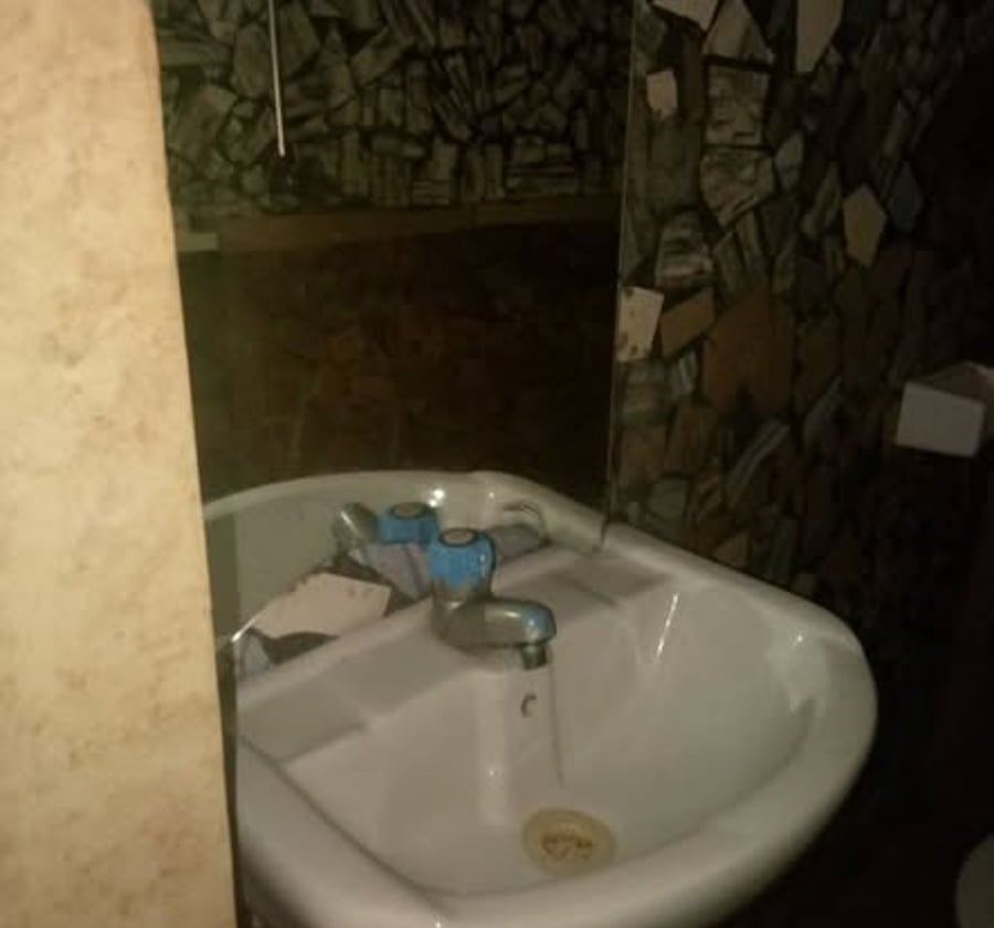Grande chambre avec coin cuisine à louer à Kotto (Bangue)