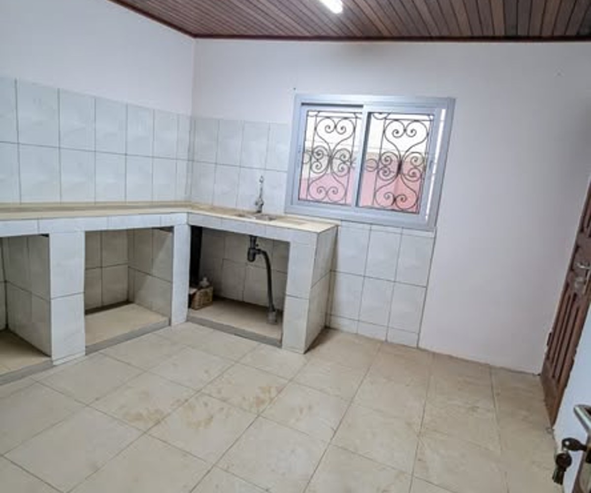 Appartement 3 chambres à louer à Odza