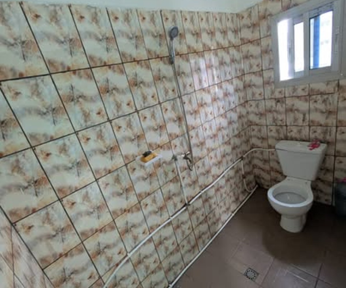 Grande chambre à louer à Logbessou