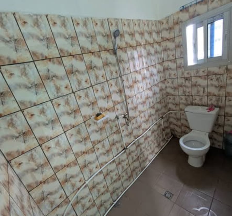 Grande chambre à louer à Logbessou
