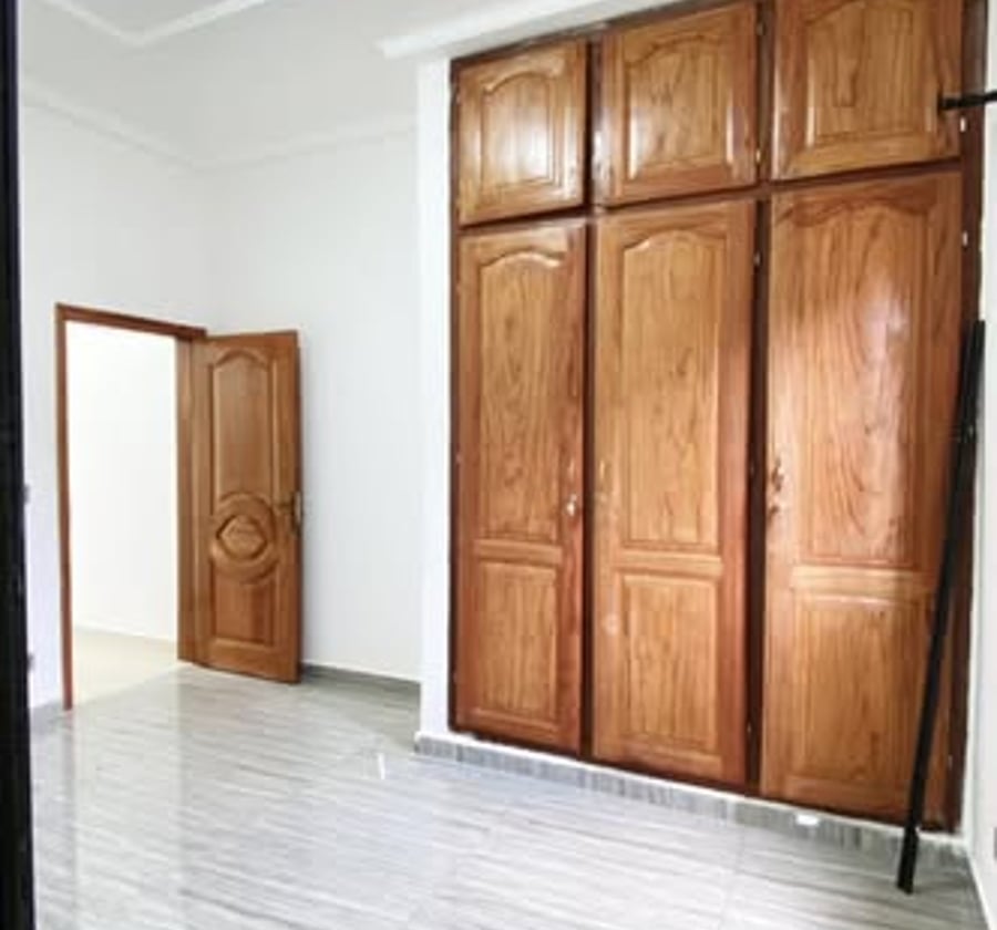 Appartement moderne staffé et lustré à Simbock