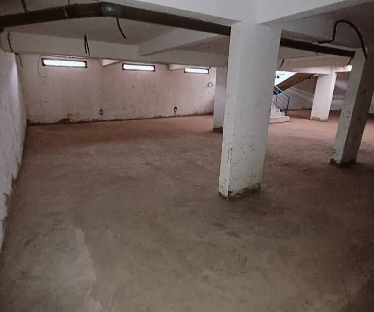 Entrepôt et magasin à louer à Ahala, Yaoundé