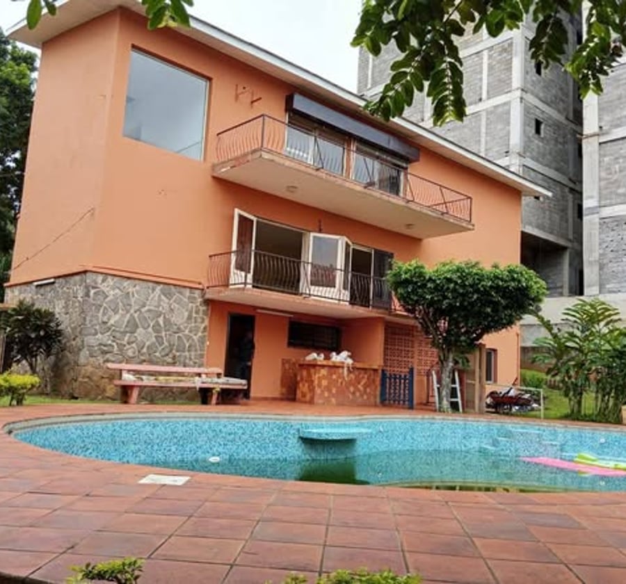 Magnifique duplex avec piscine à louer à Bastos