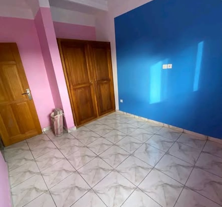 Chambre moderne à louer à Bonamoussadi près de Santa Lucia