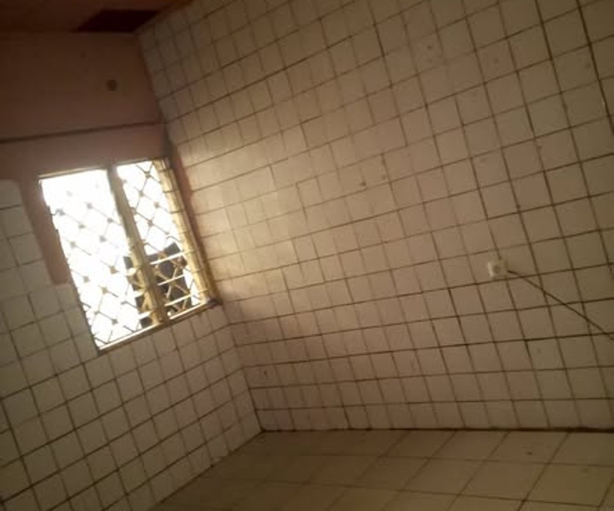 Vaste chambre moderne à Village