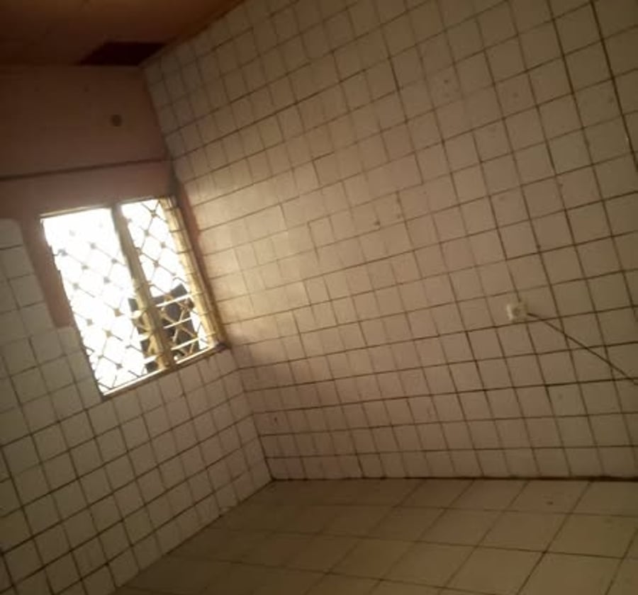 Vaste chambre moderne à Village