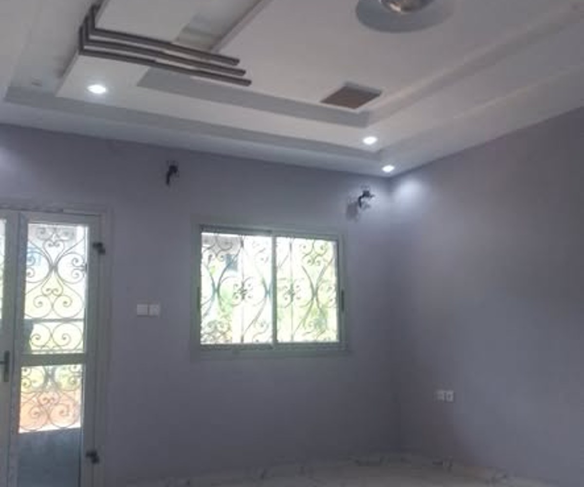 Très grand appartement de trois chambres à Nomayos