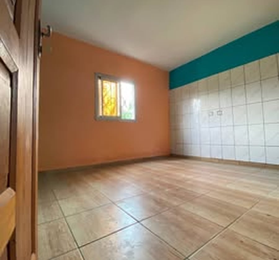 Vaste appartement moderne à louer à Japoma