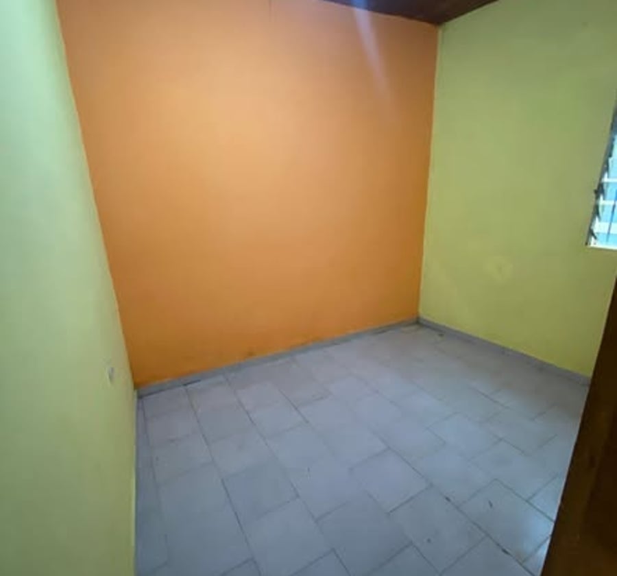 Studio moderne à PK 12 - entrée lycée