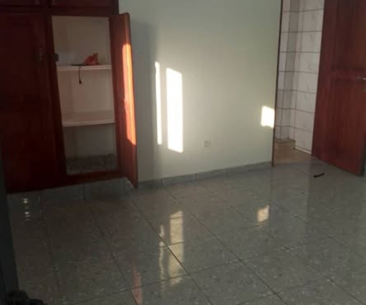 Chambre moderne 3 pièces à Ndogbong, Vallée Biffaga