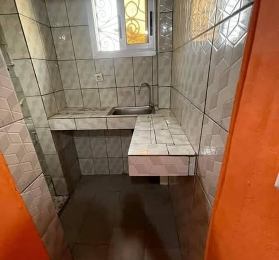 Chambre à louer - Ndogbong, Commissariat 10ème