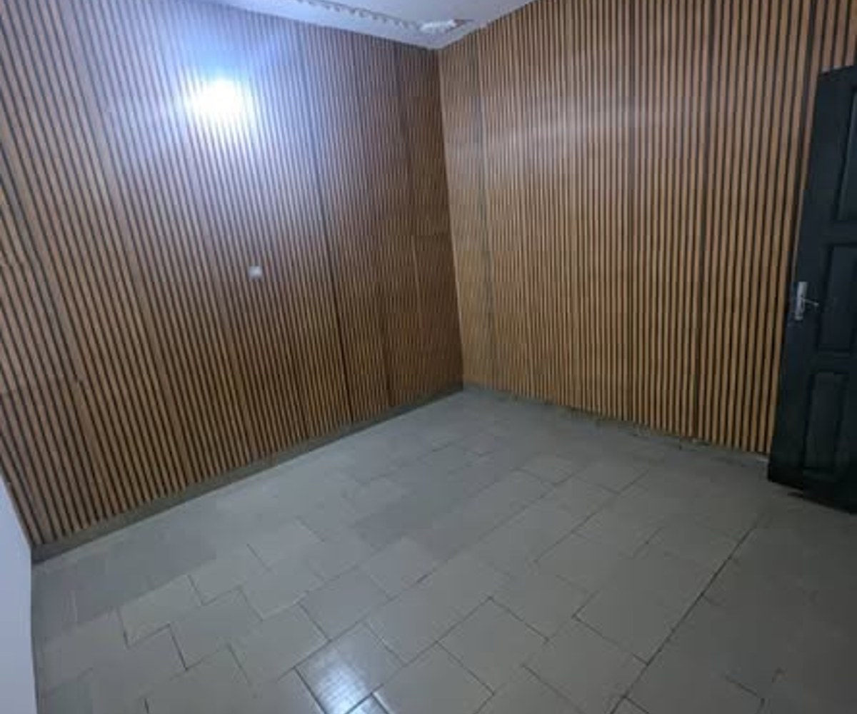 Grande chambre staffée - Beedi, Douala