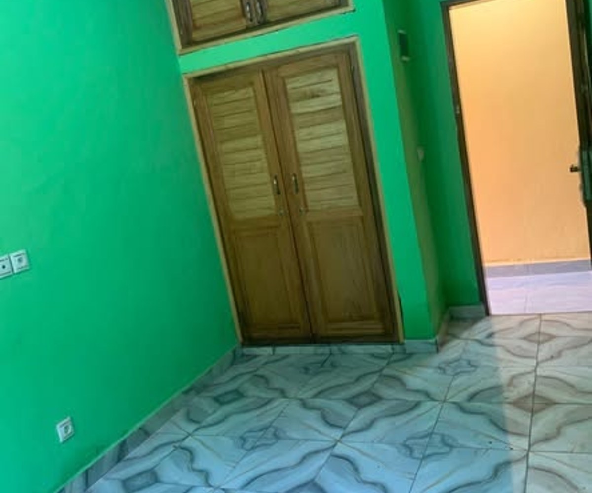 Grande chambre moderne à louer - Nkoabang