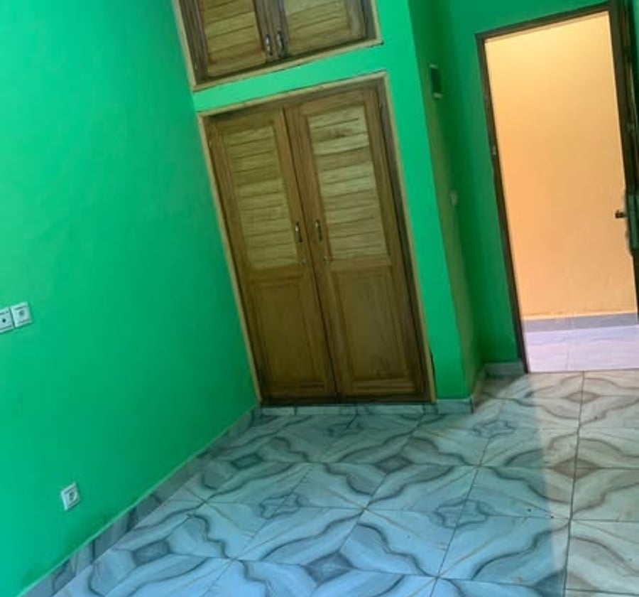 Grande chambre moderne à louer - Nkoabang